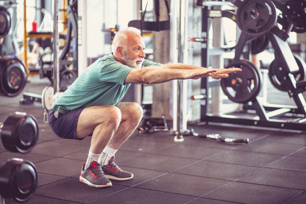 Personas mayores practicando Crossfit