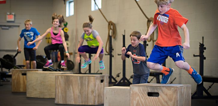 Jóvenes practicando Crossfit